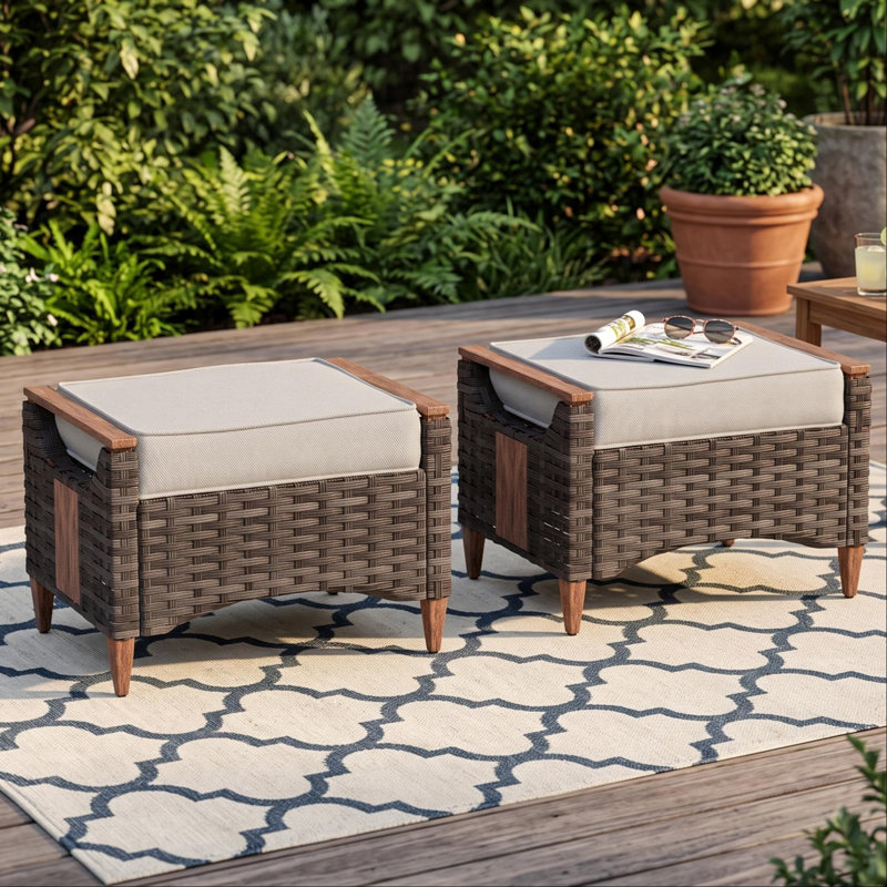 Ensemble de 2 repose-pieds d'extérieur en osier avec coussin et finition aspect bois Barry, Beige