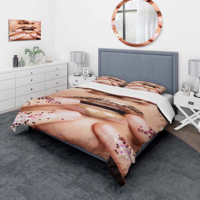 Femme avec lèvres dorées et paillettes sur les mains - Ensemble de housse de couette moderne - Microfibre de polyester