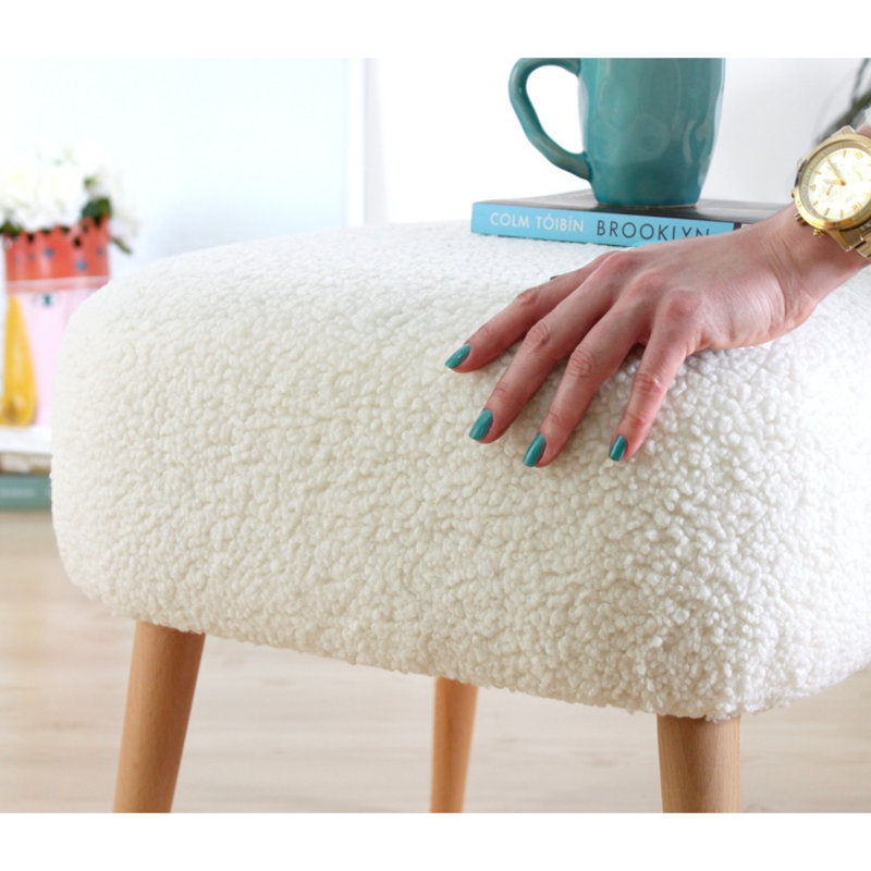 Pouf confortable en fausse fourrure blanche avec pieds en bois, 17,7 po x 16,9 po x 17,7 po | 35 éponges orthopédiques 35 avec une épaisseur de 2,4 po | Parfait pour les décors bohémiens et scandinaves, option de sièges élégants et confortables
