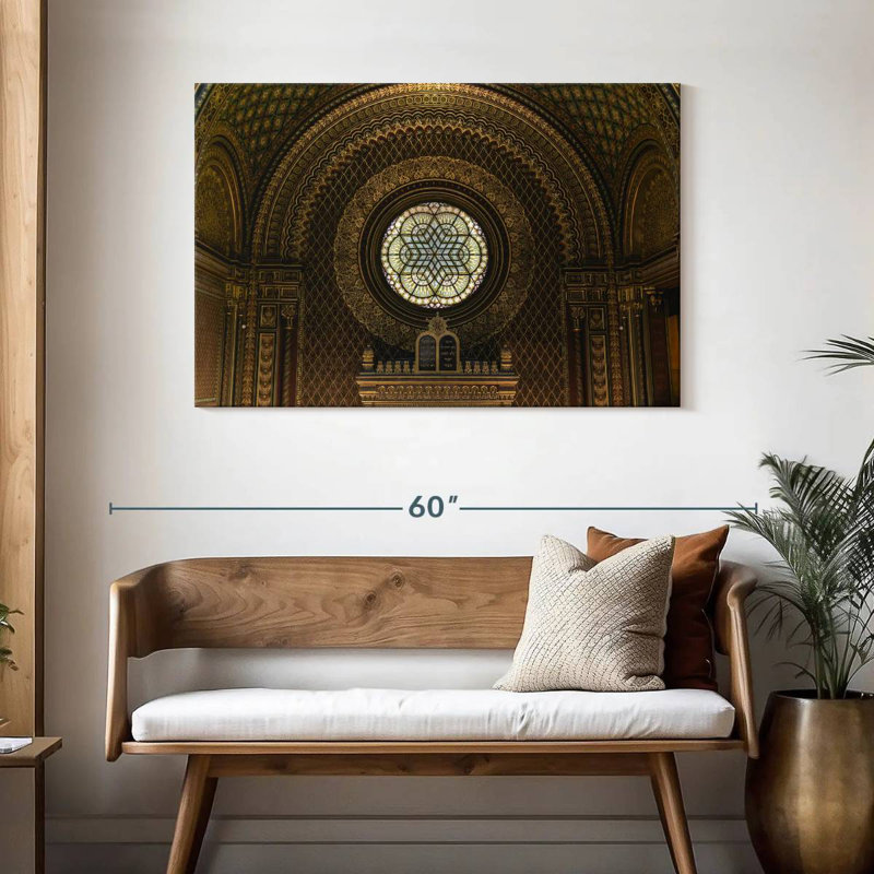 Nicci à l'intérieur de la synagogue espagnole