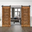 Porte de grange à panneaux et en bois avec quincaillerie d'installation-83967883-83967884