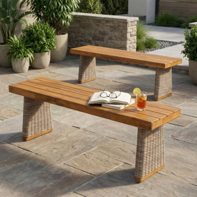 Ensemble de 2 bancs d'extérieur en bois d'acacia de 57 po au fini teck avec pieds en osier gris tissés à la main, banc de patio moderne pour jardin côtier ou contemporain