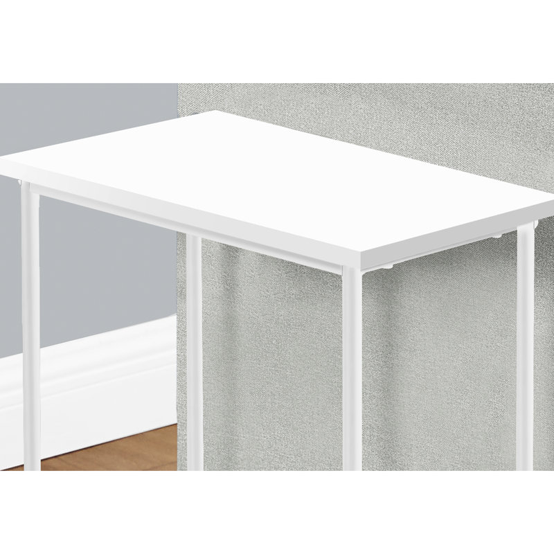 Table d'appoint moderne à deux niveaux, stratifié blanc avec structure en métal, idéale pour le salon ou la chambre. Dimensions : 60,3 cm (L) x 29,8 cm (l) x 55,9 cm (H). Pied rectangulaire noir. Design élégant.