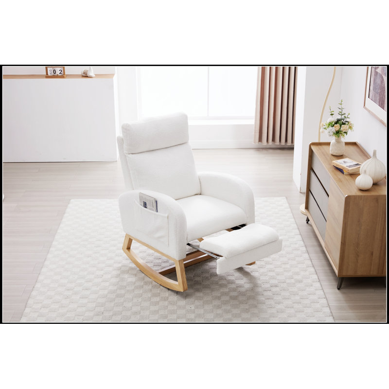 Chaise berçante en tissu Teddy avec repose-pieds réglable, repose-tête épaissi, dossier haut et pochette de rangement, base en bois massif