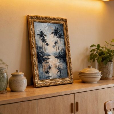 Palmiers tropicaux reflétant dans une voie d'eau calme, cadre mural rétro - cadre décoratif doré pour l'art.