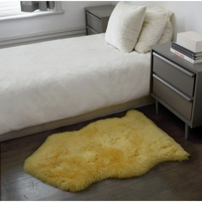Tapis jaune en peau de mouton Haghni