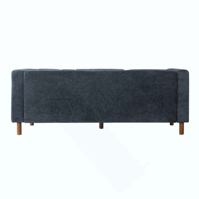Canapé 3 places moderne en chenille, accoudoirs carrés, dossier capitonné et pieds en bois d'hévéa. Canapé multi-coussins idéal pour le salon et le coin détente d'un appartement.