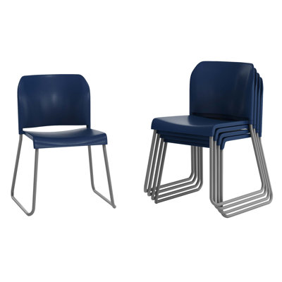 Chaises empilables en plastique commerciales, dossiers profilés et bases de traîneau