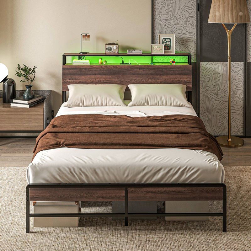 Grand lit avec tête de lit, lumières à DEL avec cadre de plateforme et station de charge, 3 tablettes, fabrication en acier, facile à assembler, station en noyer pour une chambre à coucher élégante, installation,