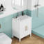 Meuble-lavabo de 61 cm avec lavabo intégré, porte à panneaux ondulés blanc brillant, poignées en métal doré, tablette réglable, meuble de rangement moderne autoportant pour salle de bain.