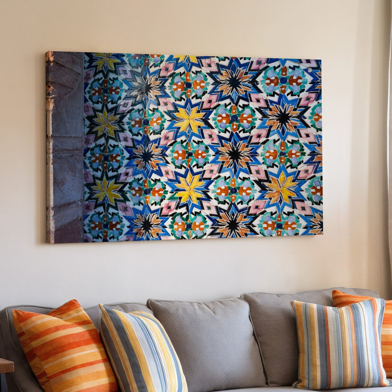 Toile d'un motif de tuiles marocaines vibrantes avec des formes géométriques complexes et des motifs d'art mural mettant en vedette une riche palette de couleurs sur toile