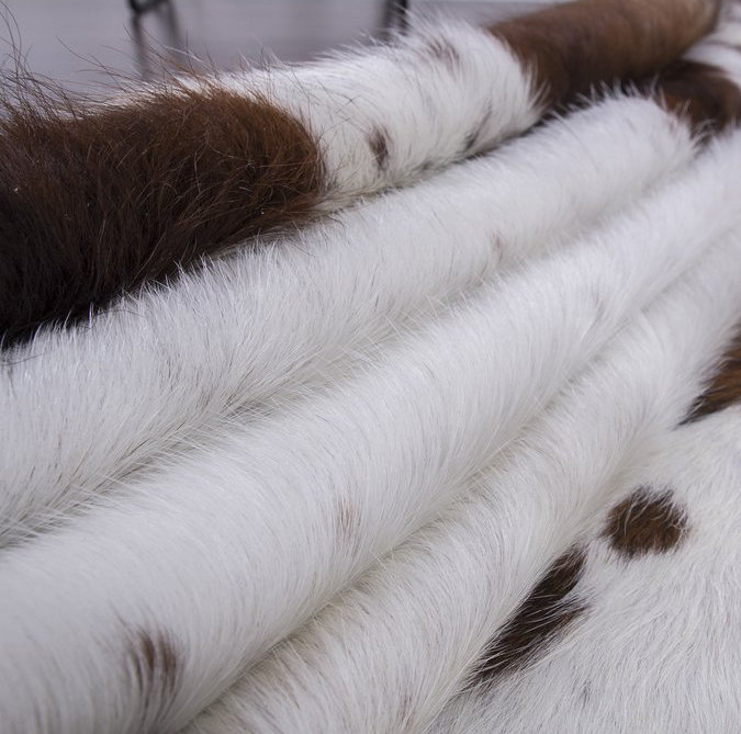 Tapis blanc/brun zone vache Briggs, Nouveauté 7 pi x 8 pi