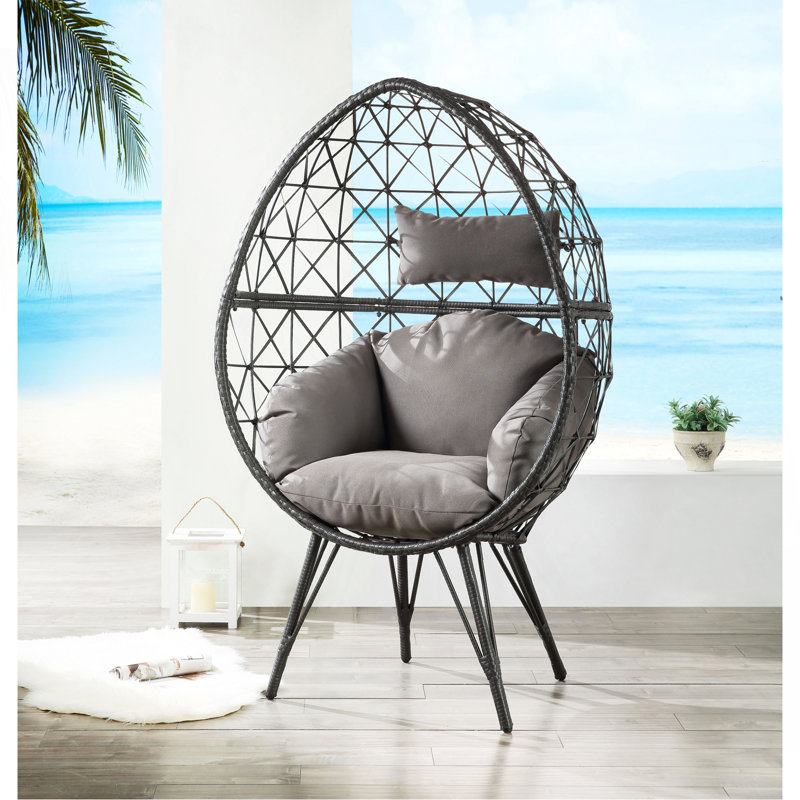 Chaise longue de patio en tissu gris clair et osier noir