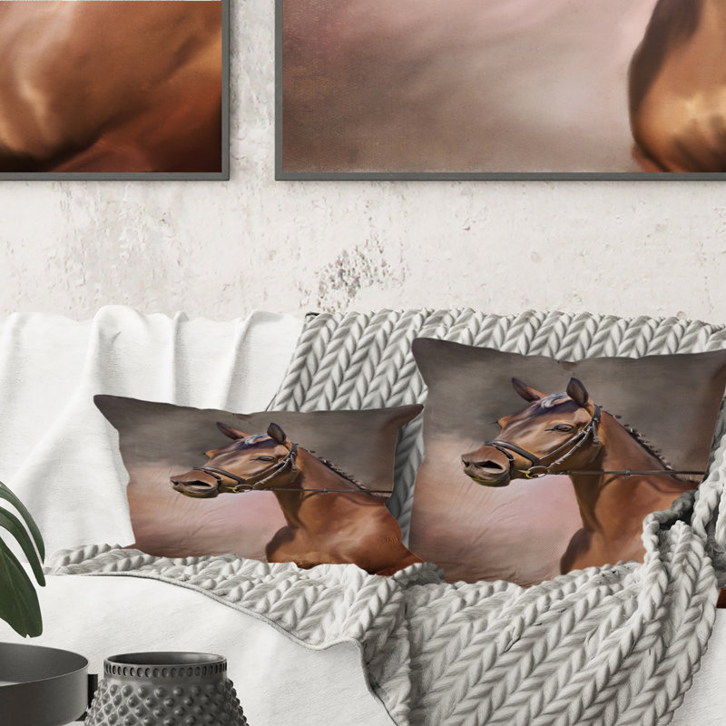 Portrait d'un cheval brun III - Coussin décoratif à imprimé traditionnel, 16 po x 16 po