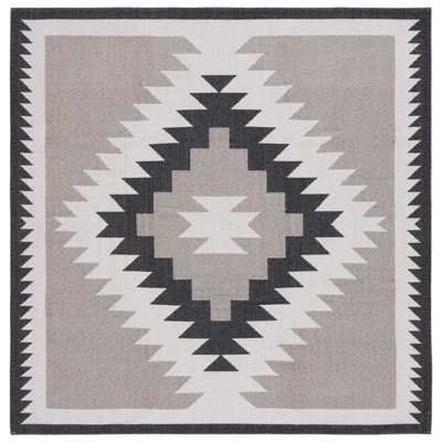 Ilkka geometric performance rug