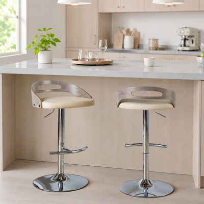 Tabouret de bar réglable avec pivot en métal chromé, bois gris clair et similicuir crème avec repose-pieds rond en T - ensemble de 2