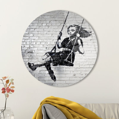 Décoration murale abstraite en verre mettant en vedette la fille de Banksy sur une balançoire, idéale pour égayer votre espace de vie ou votre bureau