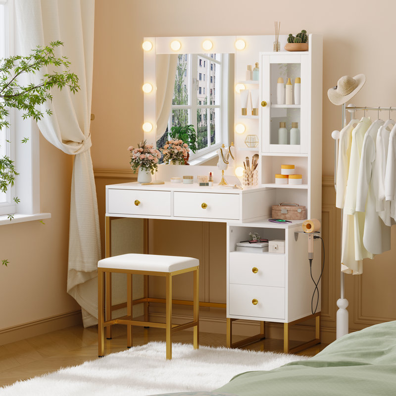 Bureau de maquillage avec miroir et lumières