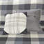 Courtepointe 6 pièces à chevrons pour très grand / très grand lit, écossais gris Buffalo, broderie faite à la main sur des coussins décoratifs très grands imprimés, agencement de couleurs, taies décoratives assorties et jeté avec détails cousus
