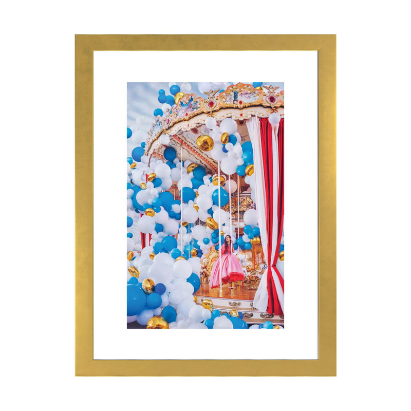 Carrousel de Moscou par Hobopeeba-impression, H 24 po x l 16 po x P 1 po, Papier encadré doré, Blanc