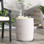 Table d'appoint cannelée en béton blanc antique - léger, 14,87 x 14,87 x 18, installation simple, léger avec apparence 14,87 po x 14,87 po x 18 po, blanc, sans assemblage