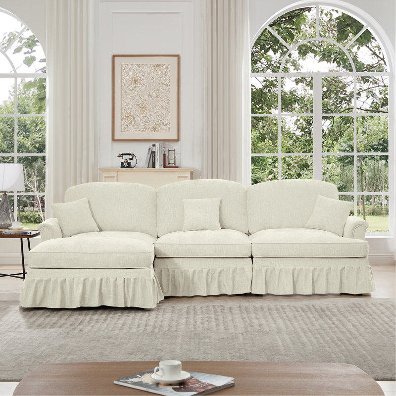 Canapé modulaire en forme de L Mid-Century à trois places avec accoudoirs évasés et volants amovibles, avec jupes plissées et pieds fuselés, canapé en chenille confortable à 3 sièges profonds avec repose-pieds mobile, blanc beige