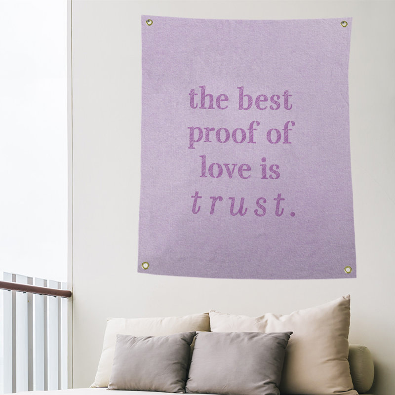 Tapisserie en polyester et citation manuscrite en polyester, H 80 po x l 59 po, Violet