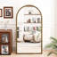 Miroir arqué doré pleine longueur avec support robuste pour une chambre à coucher élégante et un espace de vie doré stable