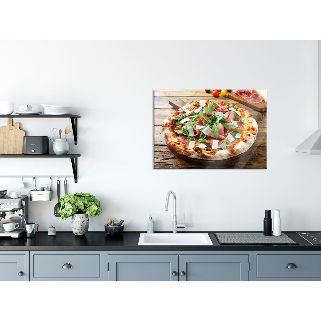 Glasbild Prosciutto-Pizza auf Holztisch