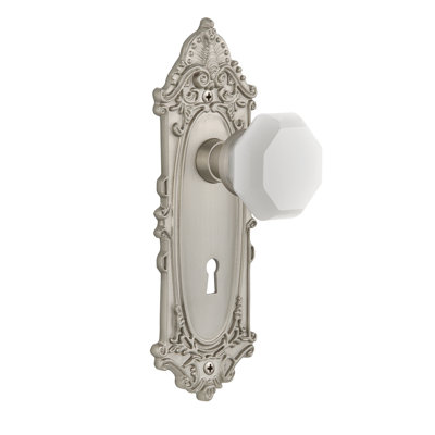 Assiette victorienne avec trou de serrure décoratif et bouton de lait blanc Waldorf