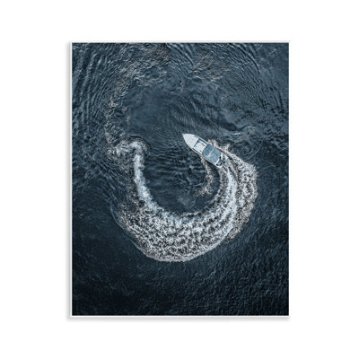Bateau, eau encerclant, art mural par Daphne Polselli