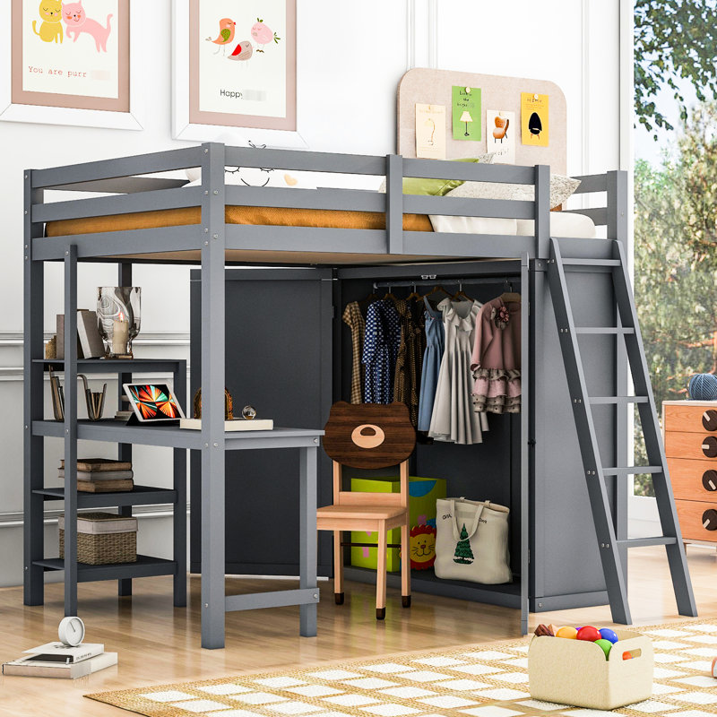 Lit mezzanine gris avec garde-robe, bureau et tablettes - Le décor fonctionnel de la chambre à coucher optimise l'espace