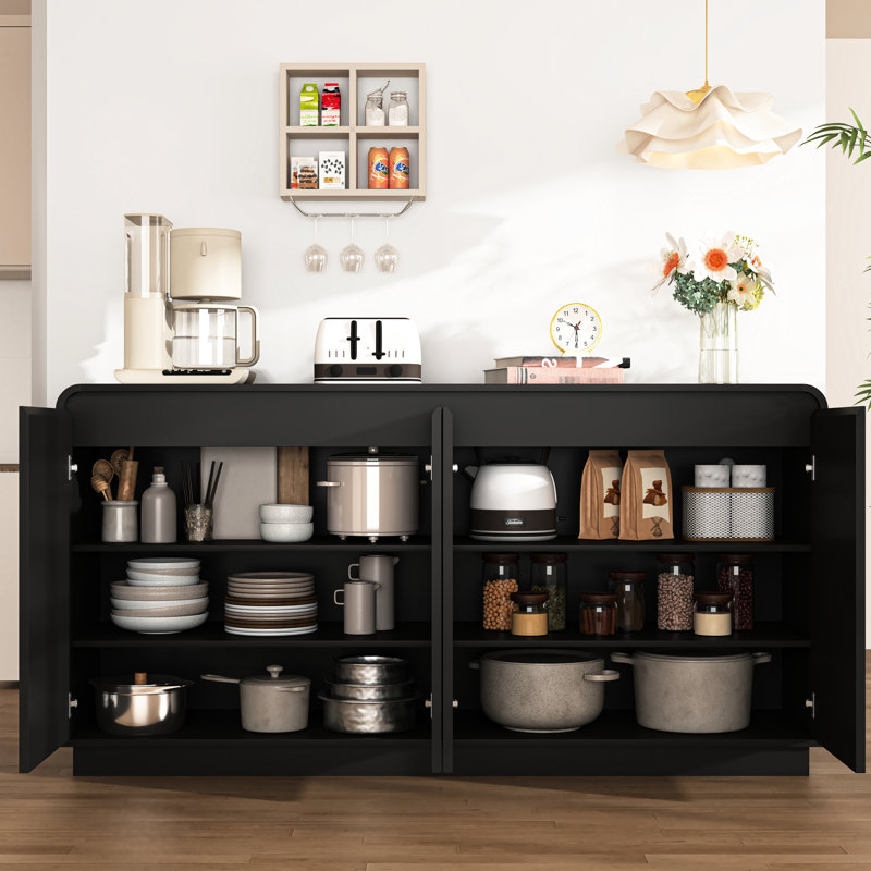 Meuble télé noir à 4 portes cannelées avec prise électrique, 3 rangements réglables en panneaux de particules, multifonctionnel pour les espaces multimédias familiaux, design ondulé sans poignées, meuble de rangement pour loisirs
