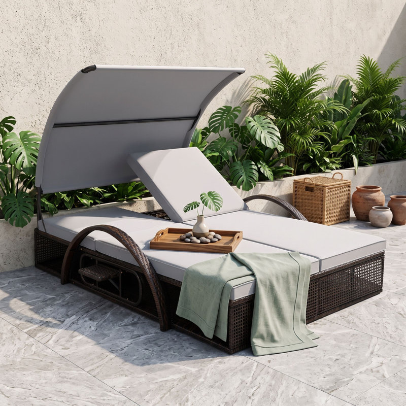 Chaise longue d'extérieur avec auvent courbé réglable à 5 positions, tables d'appoint cachées, lit de jour de patio avec coussins amovibles
