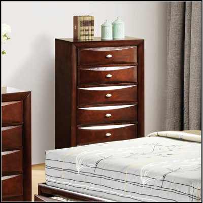 Commode 5 tiroirs cerisier foncé avec poignées ovales pour un rangement transitionnel et élégant