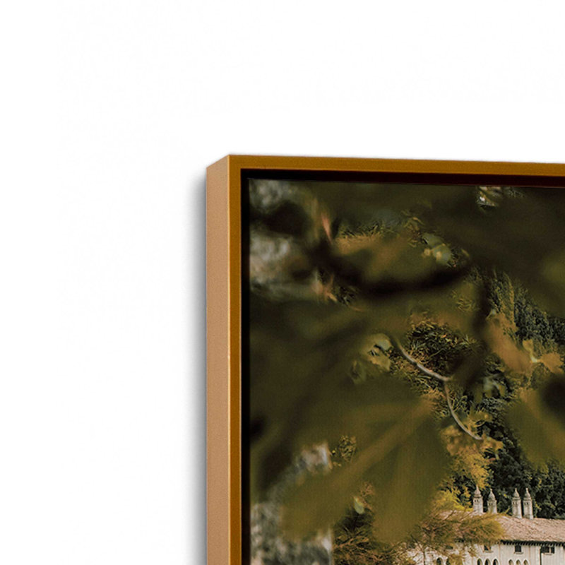 Impression sur toile tendue Lakeside Mansion, Cadre doré poli, H 20,75 po x l 30,75 po x P 1,75 po