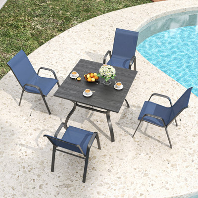 Ensemble de salle à manger d'extérieur 5 pièces avec table à grain de bois rétro, trou pour parasol et 4 chaises pliantes ergonomiques, capacité 350 lb, tissu textilène imperméable