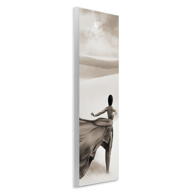 «Billowing Dress in Desert», art mural sur bois par Reinders