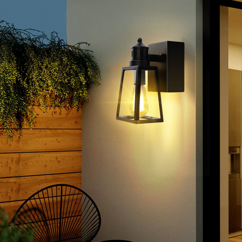 Lampe murale d'extérieur 1 lumière en verre avec détecteur de mouvement Dusk to Dawn avec prise GFCI, noir mat
