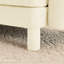 Canapé modulaire en U à 4 places avec revêtement capitonné beige, pieds cylindriques et 2 repose-pieds mobiles pour des rassemblements décontractés. Forme de tissu élégamment courbée et confortable-1726936169