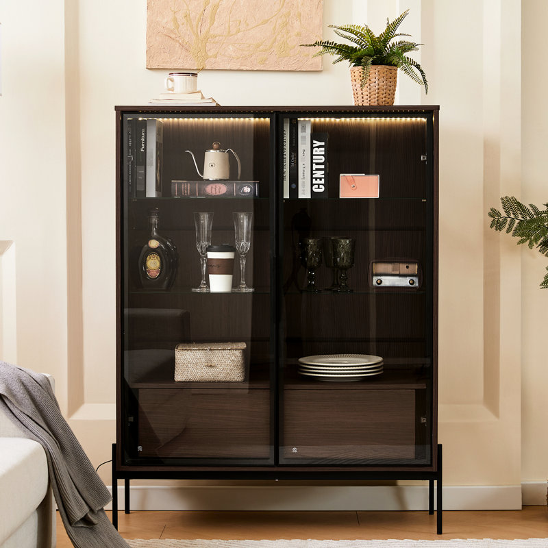 Armoire de rangement à DEL avec verre trempé. Moderne pour le bureau, la maison. Pieds en métal, fabrication. 4 tablettes réglables, 2 tiroirs, noir et tablette de présentation en verre noyer foncé. Salle d'étude de style.