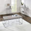 Table de canapé moderne et moderne avec finition et structure chromée, parfaite pour un décor de salon élégant.
