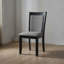 Ensemble de salle à manger rond 3 pièces avec table sur pied et chaises rembourrées, en bois d'hévéa brossé noir et gris foncé Gotham, et tissu lin.