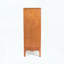Armoire de rangement moderne moderne avec poignées en métal et pieds surélevés