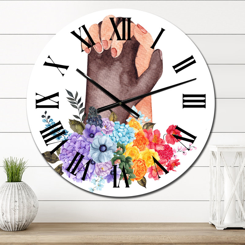 Horloge murale traditionnelle main brune tenant une main rose avec des fleurs, Petit