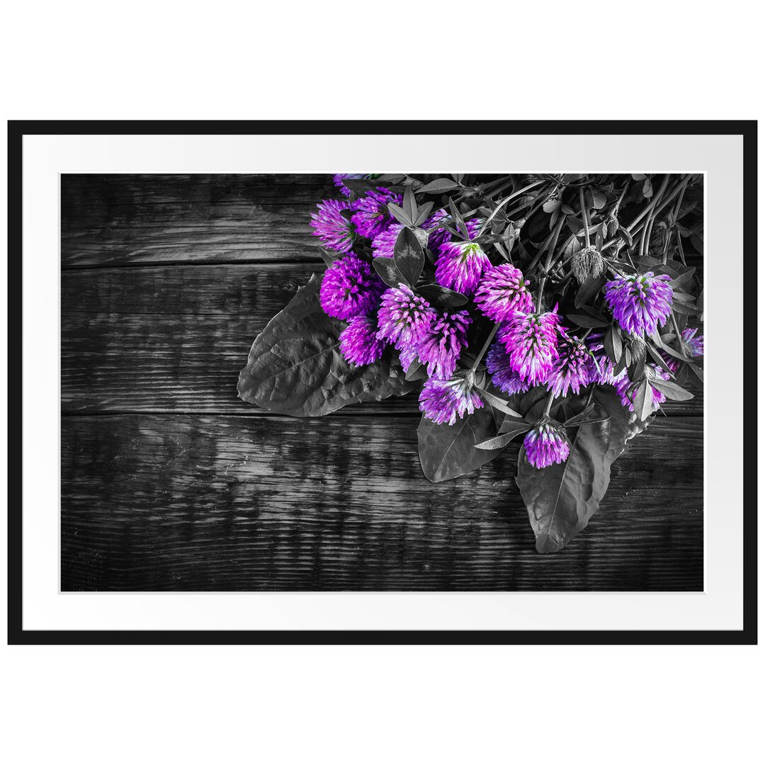 Schöne Kleeblumen auf einem Holztisch Gerahmte Fotokunstdruck Poster