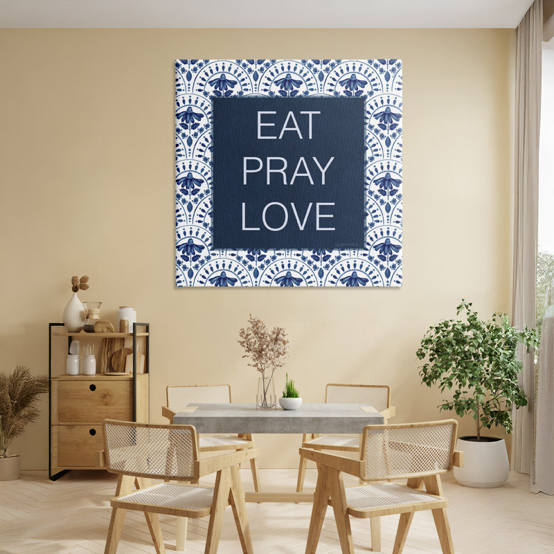 «Eat Pray Love» sur toile florale bleue, design par Annie Lapoint, H 36 po x l 36 po