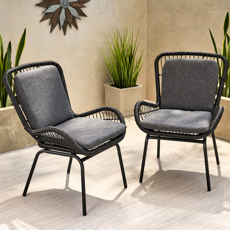 Chaise grise élégante avec structure en fer et coussin d'assise