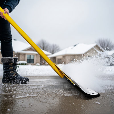Pelle de déneigement à large sentier - Conception sans poussée, construction renforcée pour toutes les tempêtes hivernales