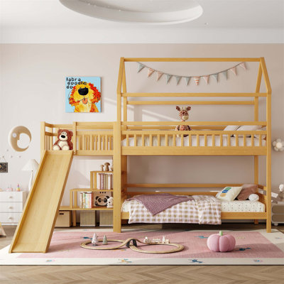 Lit simple superposé en forme de maison avec glissière intégrée, escalier de rangement, options de placement double, fabrication silencieuse et finition en bois naturel.